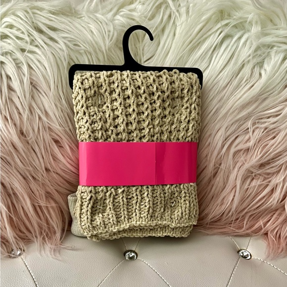 NEW Betsey Johnson Beige Jeweled Star Knit Hat & Infinity Scarf Set - Picture 3 of 8